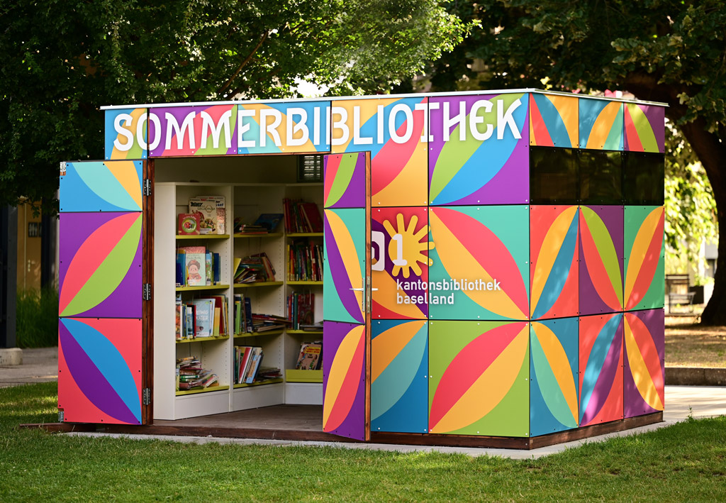 Geöffnete Sommerbibliothek mit farblich passend gestalteten Innentüren.