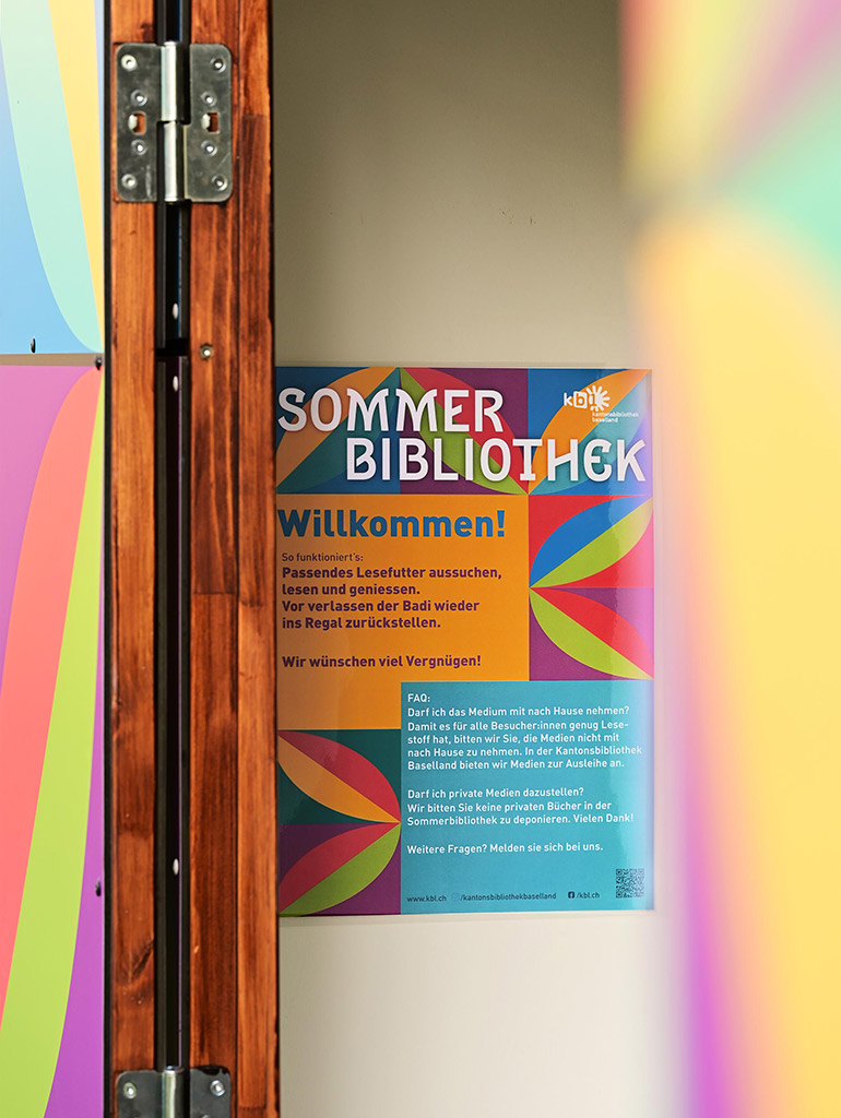 Einblick in die Sommerbibliothek. Farbig gestaltetes Plakat mit Nutzungshinweisen.